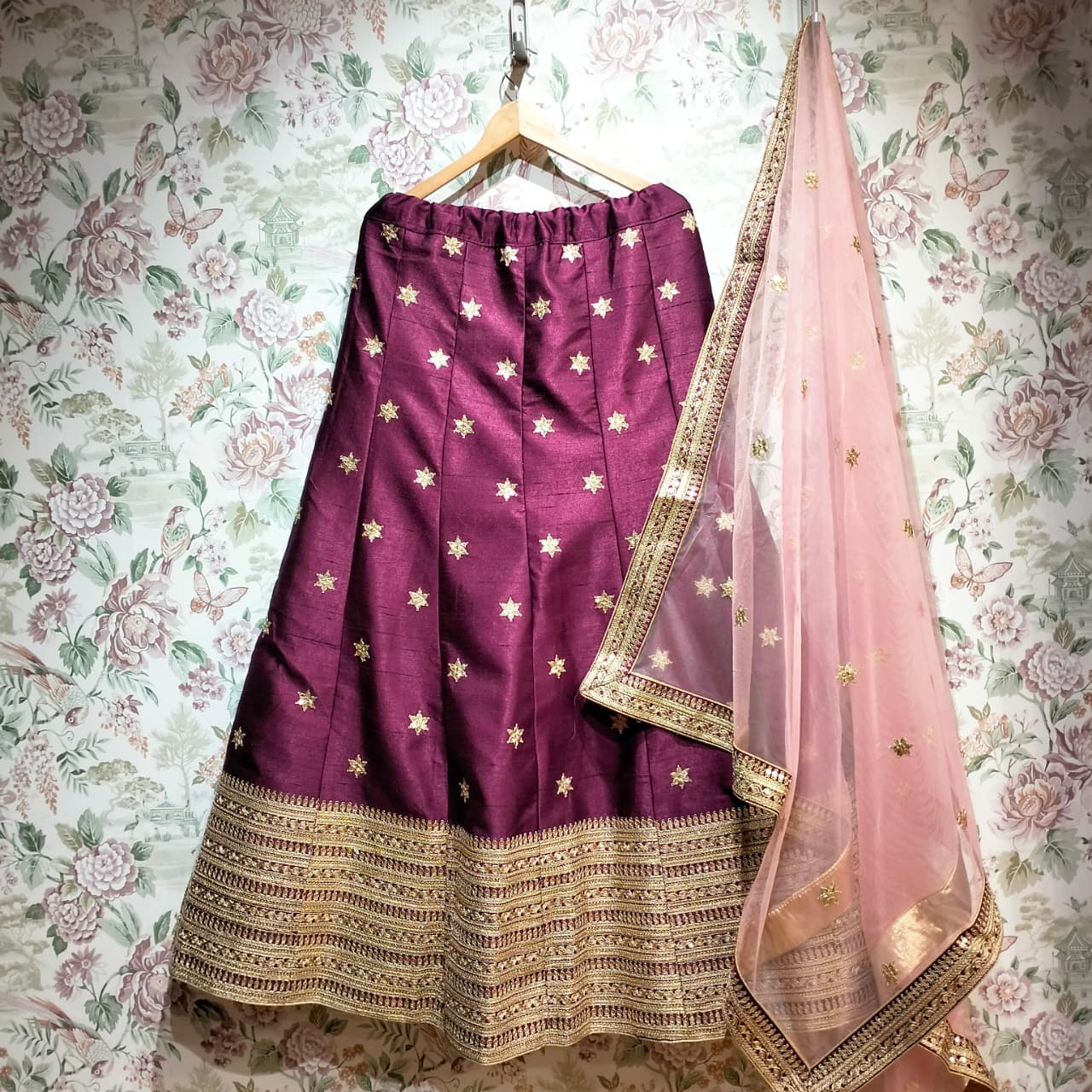 The Jharokha Heirloom: Green Heritage Lehenga Ensemble II – Green – view 3