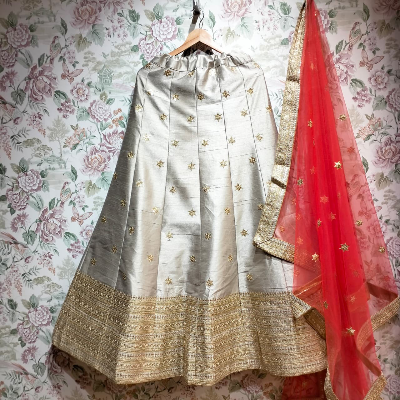 The Jharokha Heirloom: Green Heritage Lehenga Ensemble II – Green – view 7