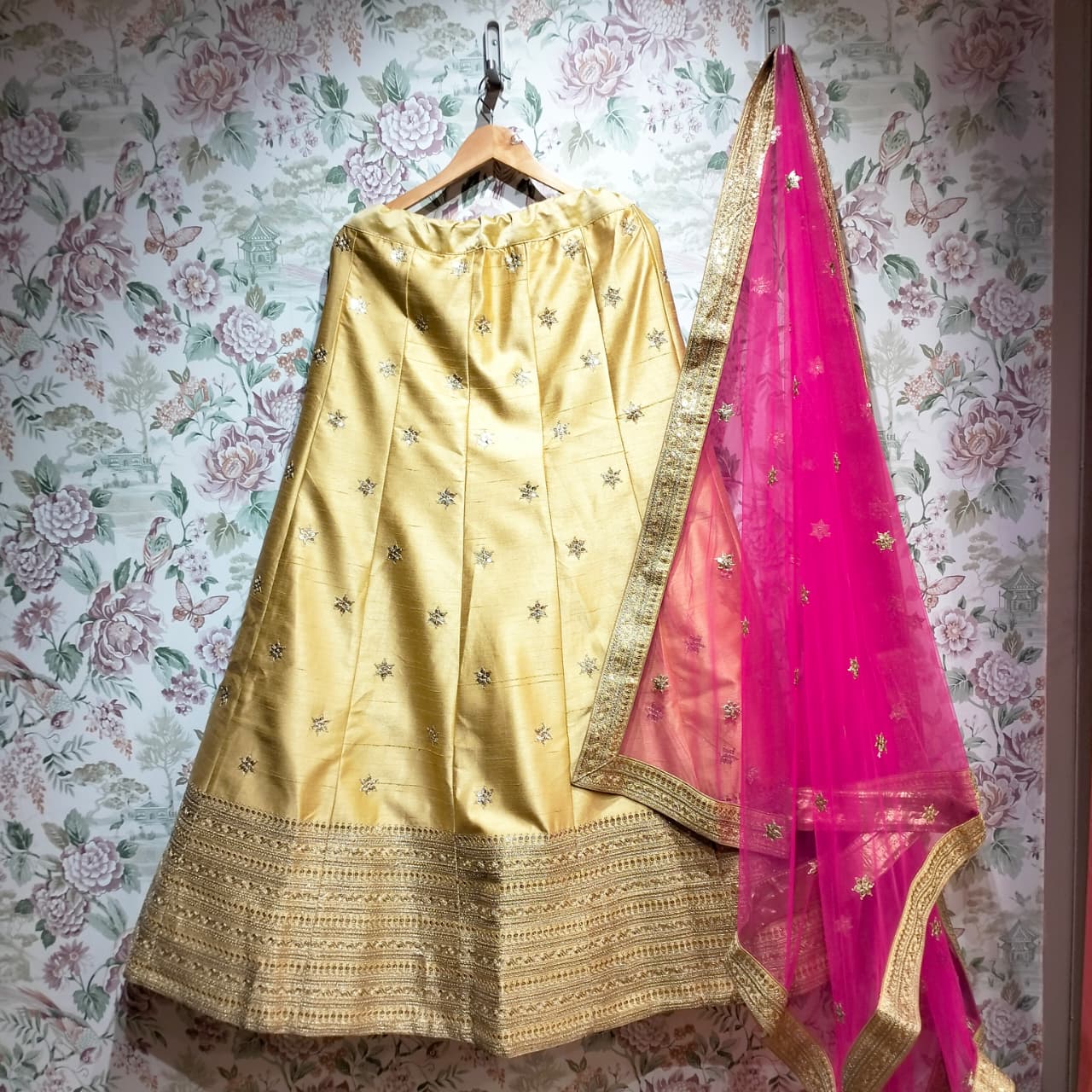 The Jharokha Heirloom: Green Heritage Lehenga Ensemble II – Green – view 4