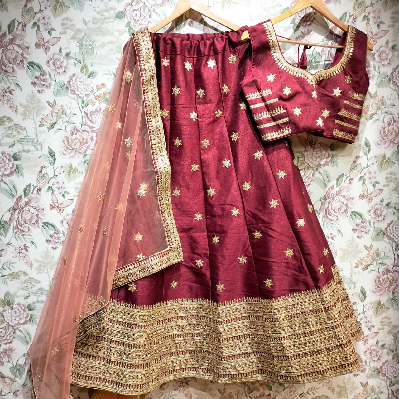 The Jharokha Heirloom: Green Heritage Lehenga Ensemble II – Green – view 8
