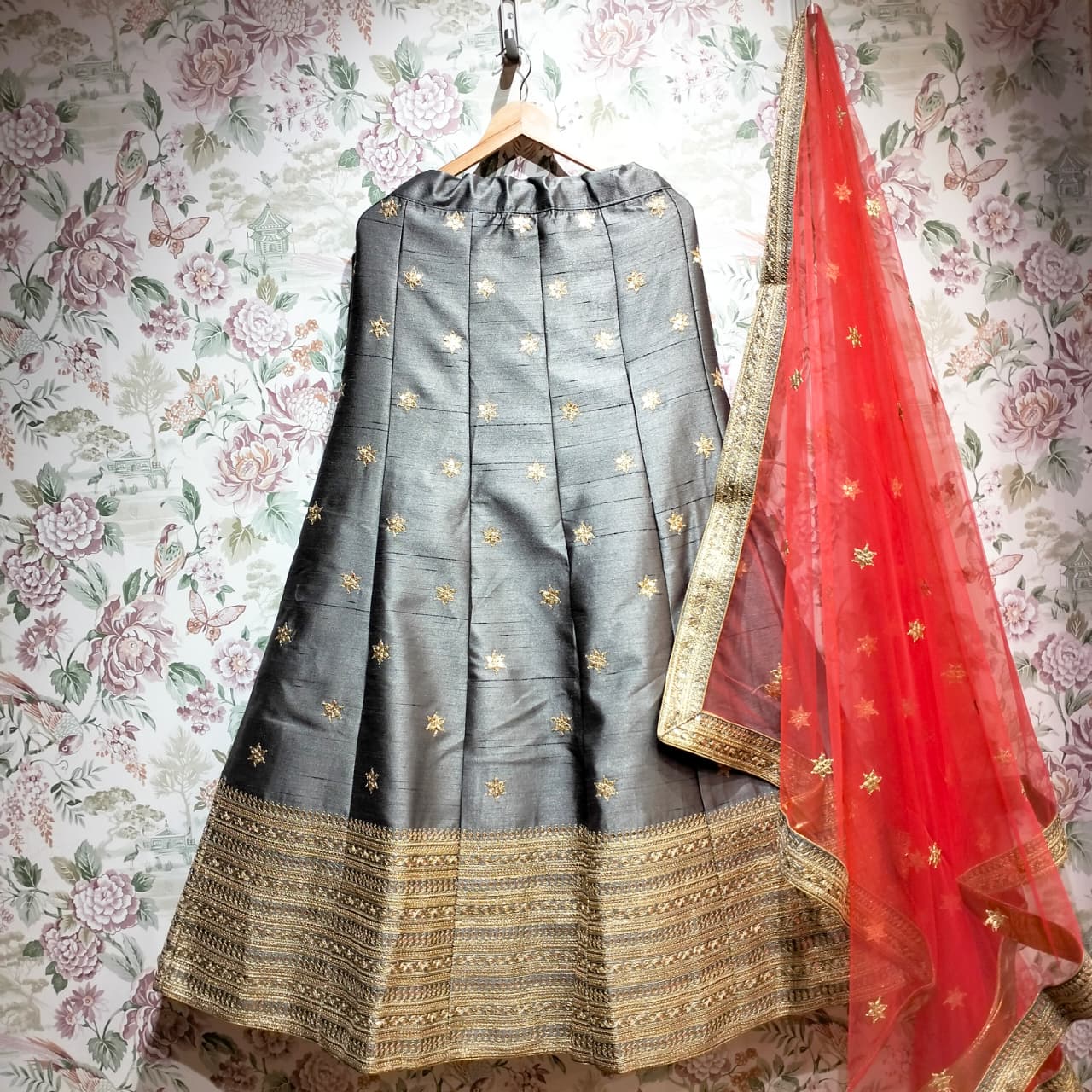 The Jharokha Heirloom: Green Heritage Lehenga Ensemble II – Green – view 9